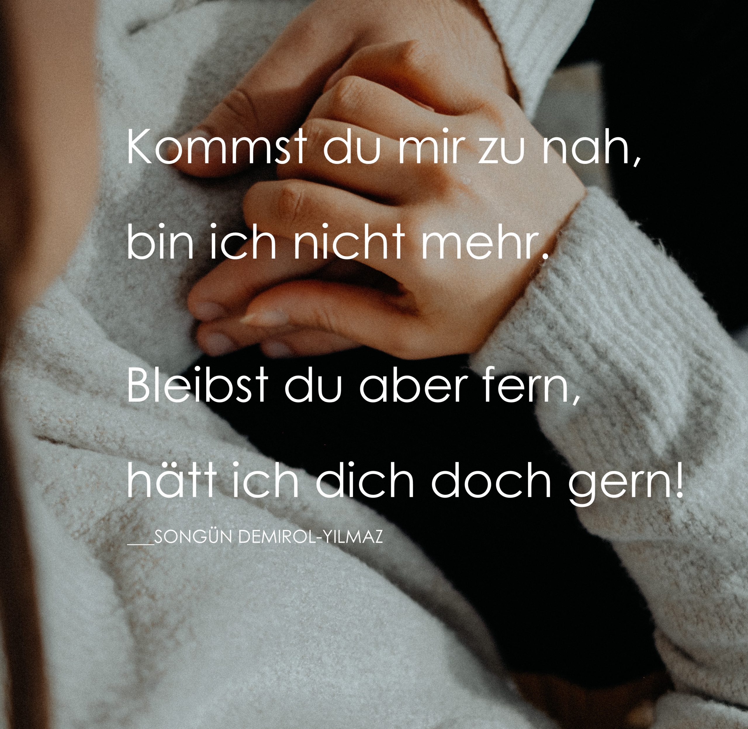 Karaffe mit Wasserglas vor Couch