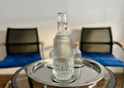 Karaffe mit Wasserglas | Therapieraum Köln |Psychotherapie, Paartherapie | Praxis Dynamis
