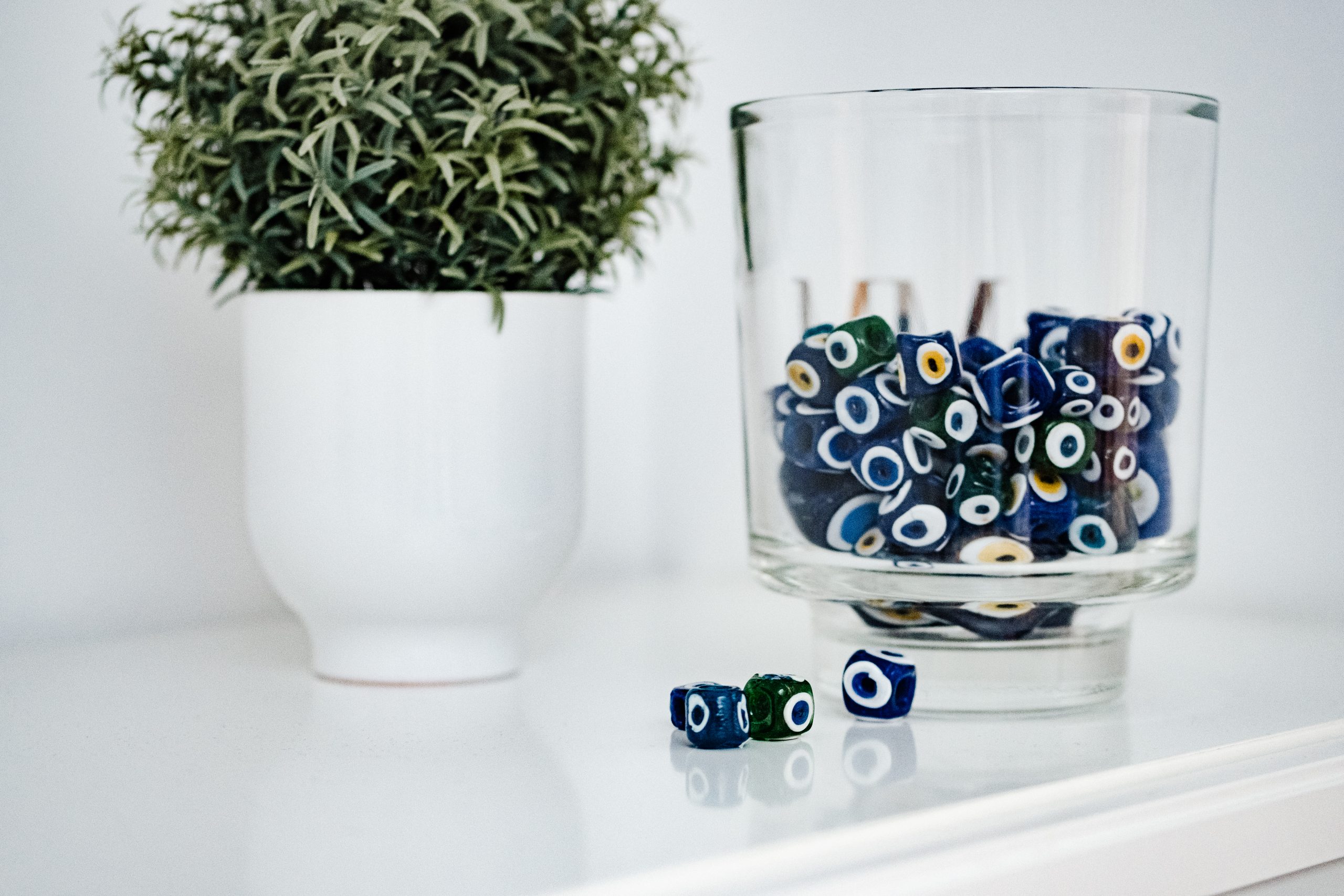 Vazoda Nazar boncuklari bir cicegin yaninda, türkce psikoterapi giris kapisi önünde